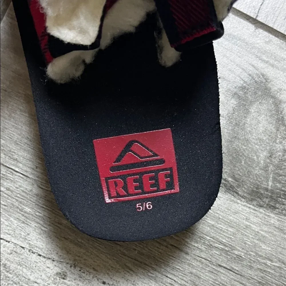 Reef Black and Red Plaid Slippers| size: 5/6